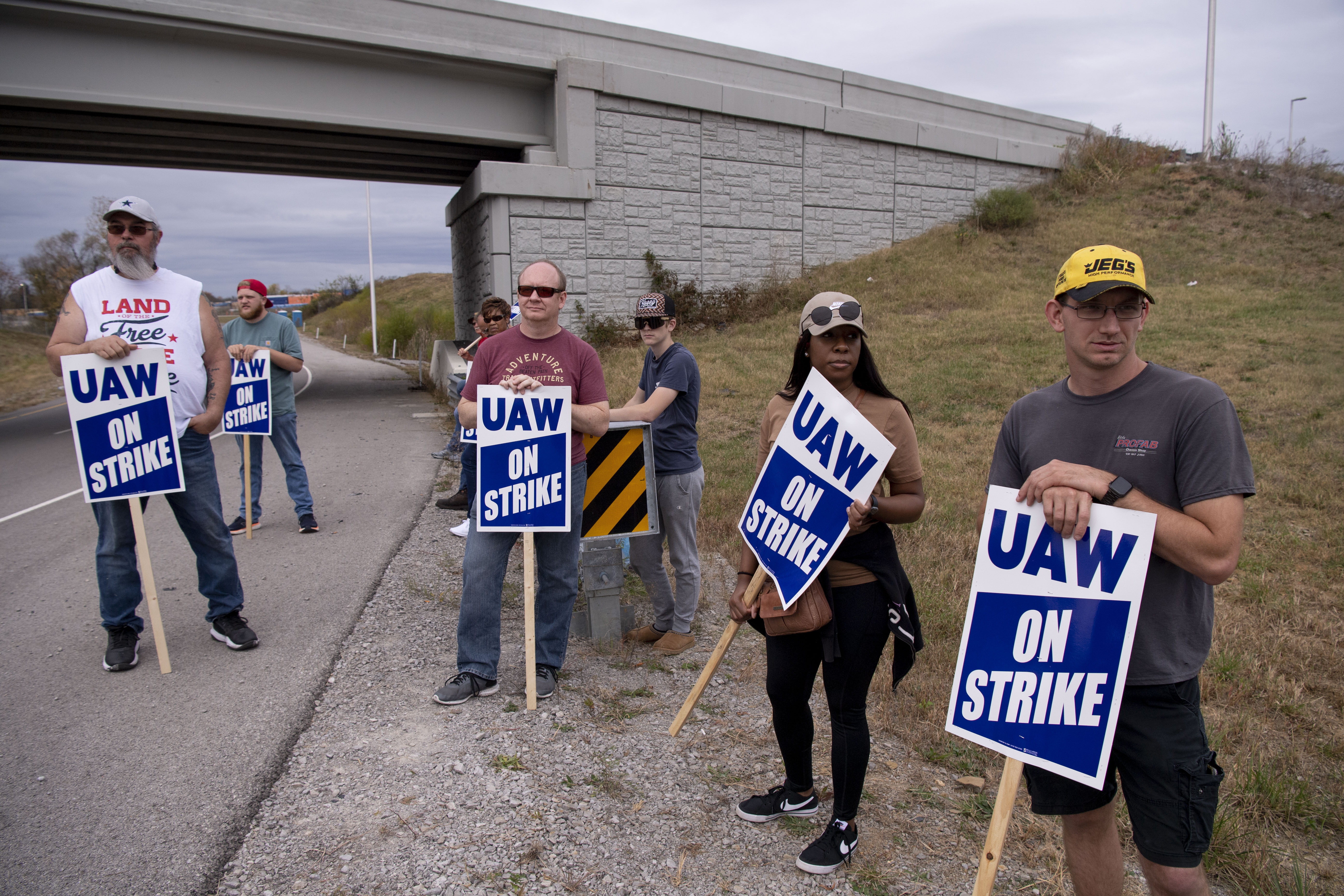 Sindicato UAW alcanza acuerdo tentativo con General Motors en inédita huelga