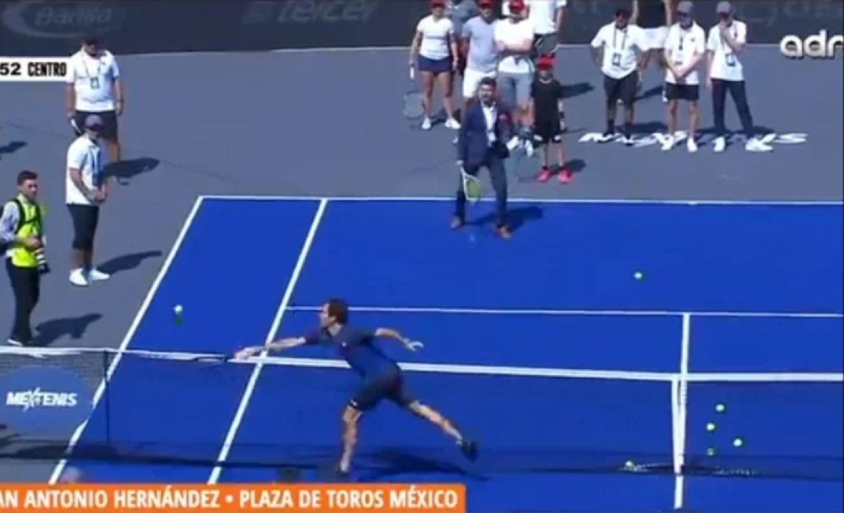 Comentarista de TV Azteca pelotea en vivo con Roger Federer