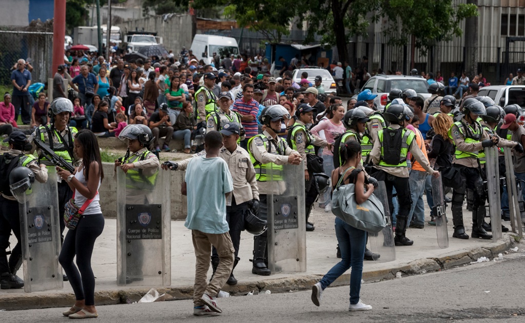 Policía venezolana reprime protestas por escasez