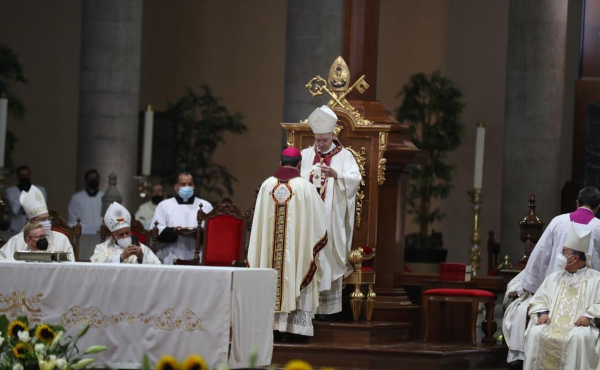 Imponen Palio Arzobispal a monseñor Raúl Gómez en catedral de Toluca