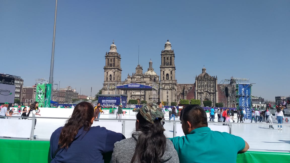 Pista de patinaje en el Zócalo recibe más de 9 mil visitantes en su primer día