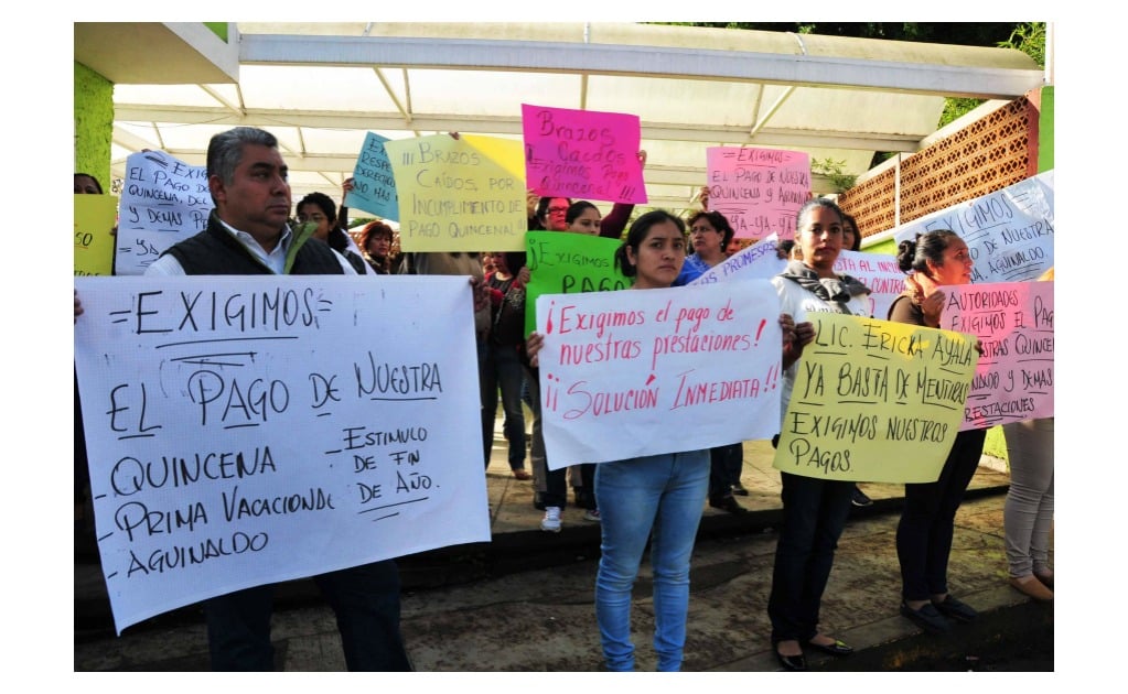 Protestan empleados de bachilleres por falta de pagos en Veracruz