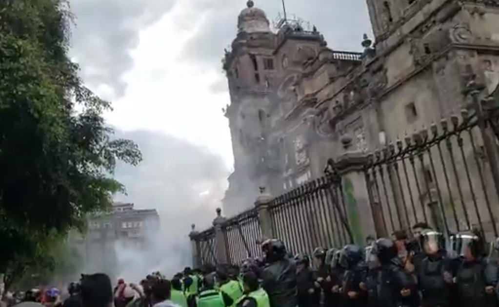 Encapuchadas dejan pintas y prenden fuego en rejas de Catedral Metropolitana
