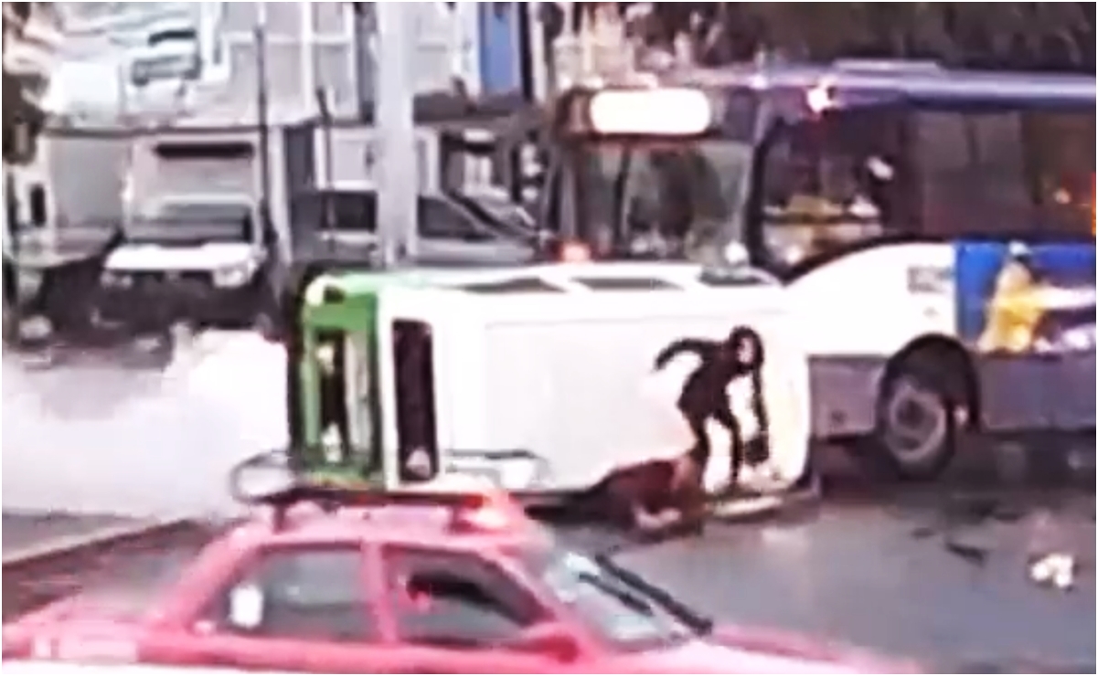 VIDEO Momento exacto en el que camión concesionado impacta combi de pasajeros en Iztacalco 
