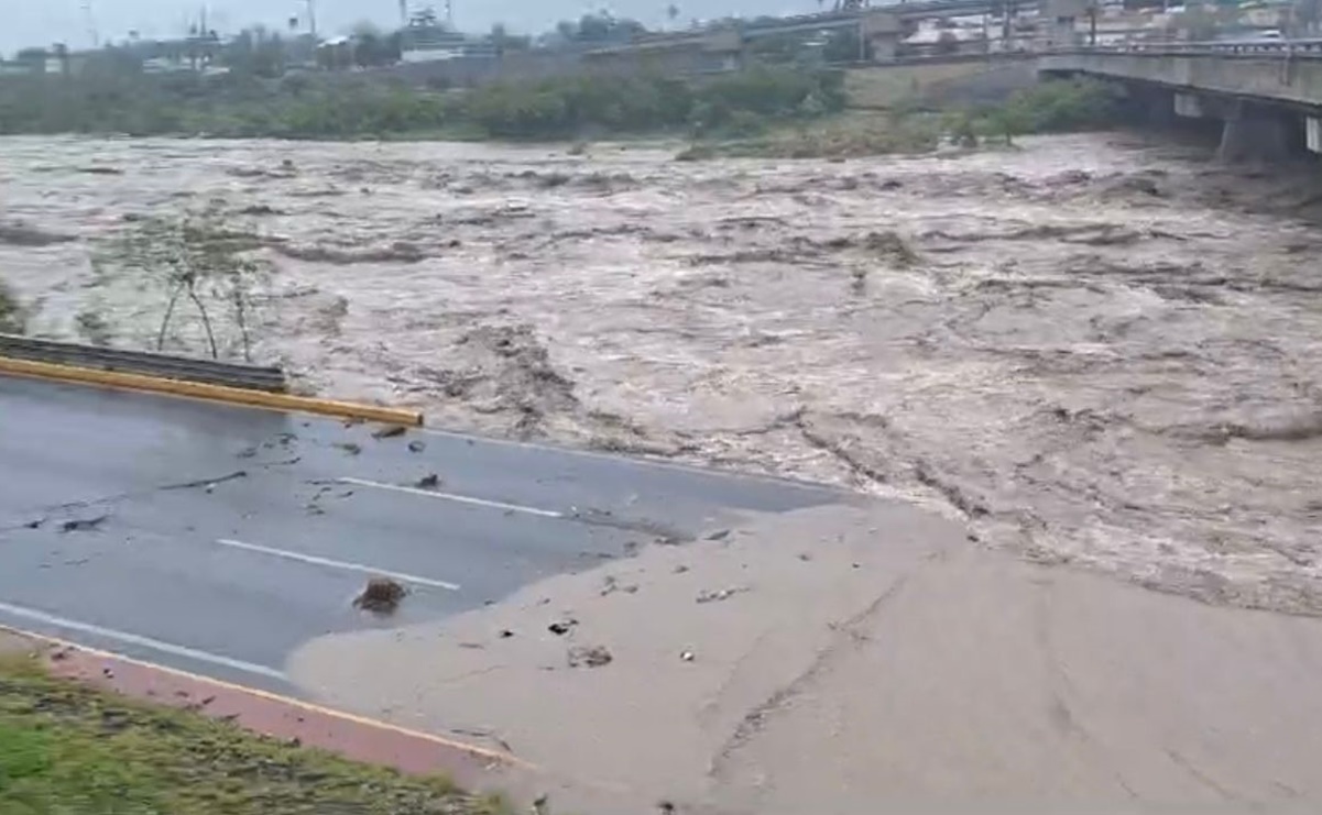 Lluvias por “Alberto” desgajan parte del carril exprés de la avenida Constitución en Monterrey