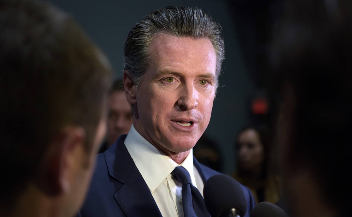 Gavin Newsom, gobernador de California, ordenará eliminar los campamentos de indigentes, reportan