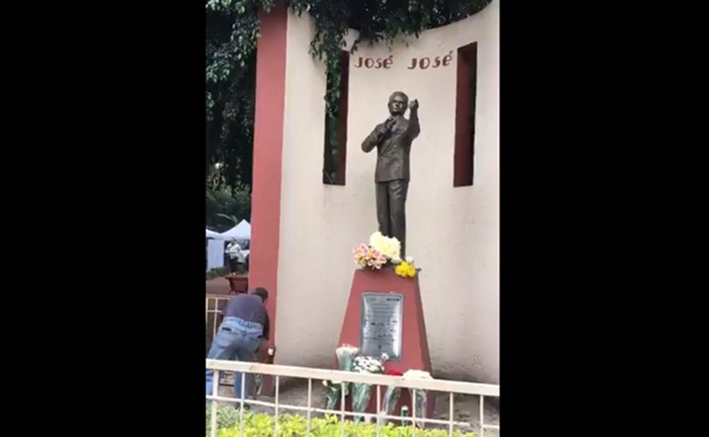 Vecinos de Clavería llevan flores a estatua de José José en el Parque de la China 
