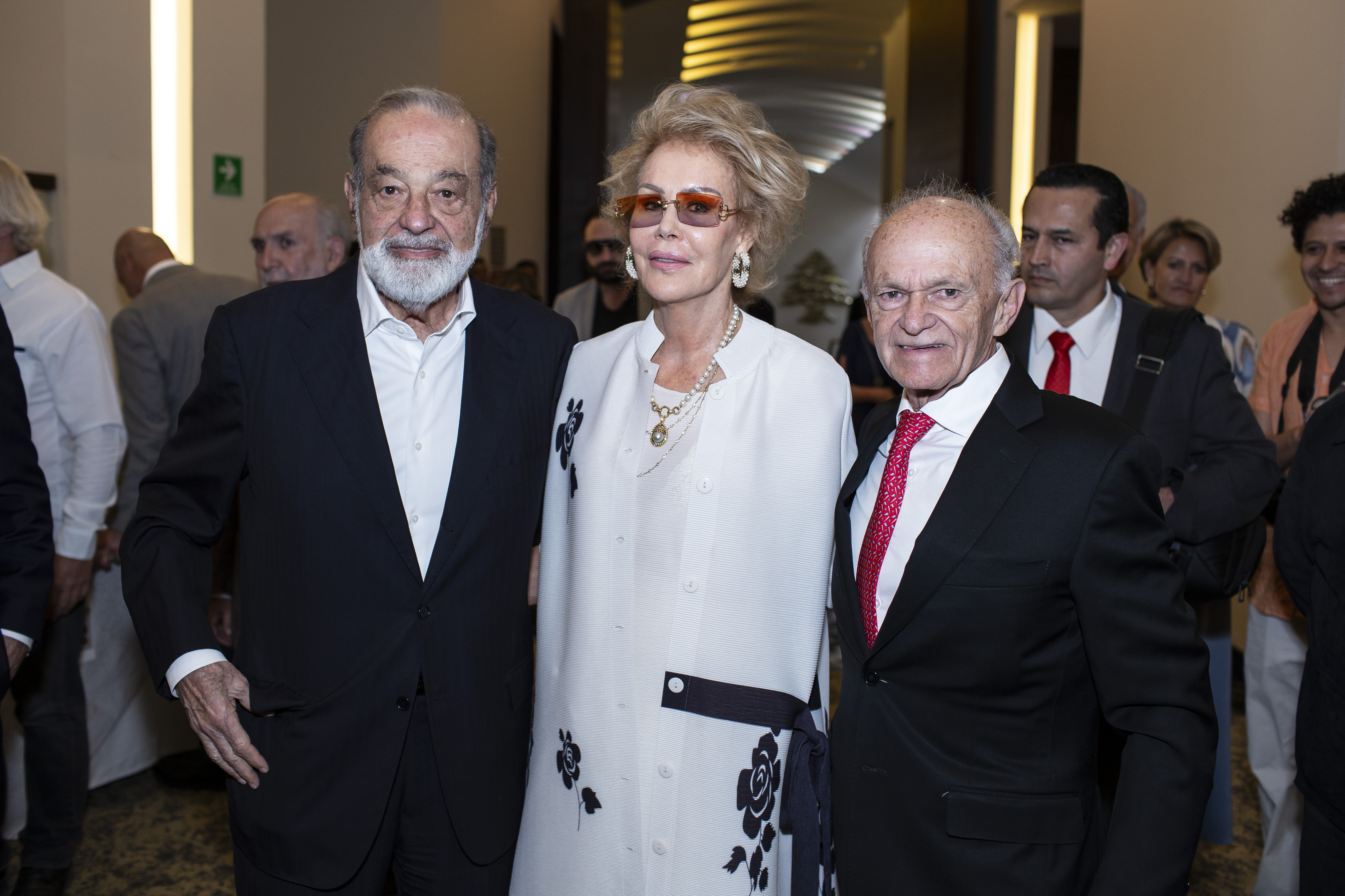 Carlos Slim y Mercedes Sánchez Navarro presentes en lanzamiento de libro que aborda la historia de la familia Harp Helú