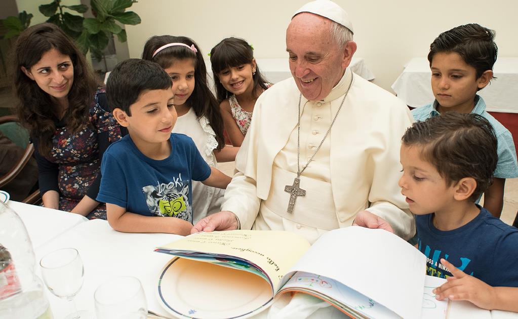 Papa Francisco comparte la mesa con refugiados sirios 