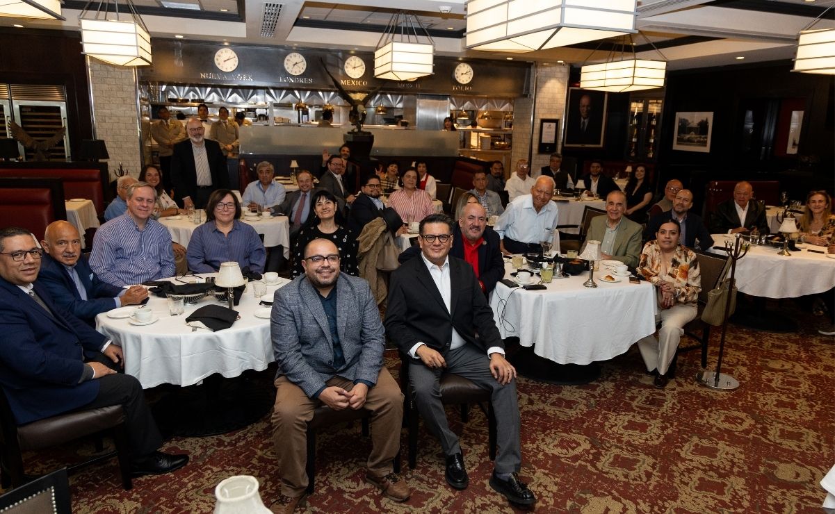 García Soto se tomó la foto del recuerdo junto a los asistentes.  |  Foto: Hugo Salvador.