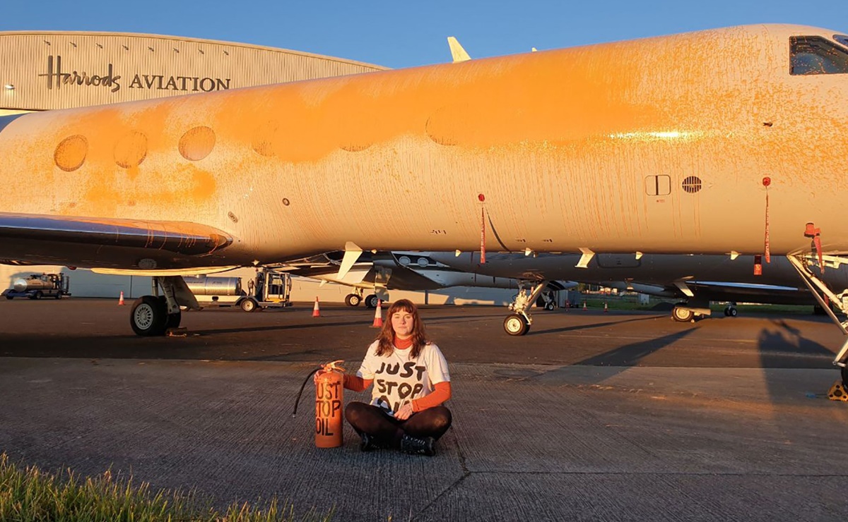 VIDEO: Activistas rocían con pintura aviones en aeropuerto de Londres; decían que el jet de Taylor Swift estaba ahí