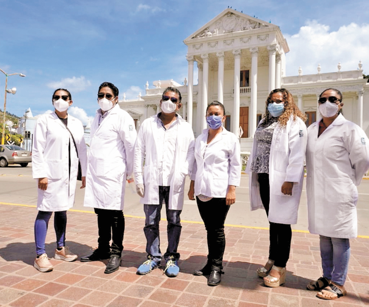 Médicos rurales exigen a IMSS certeza laboral, en Oaxaca