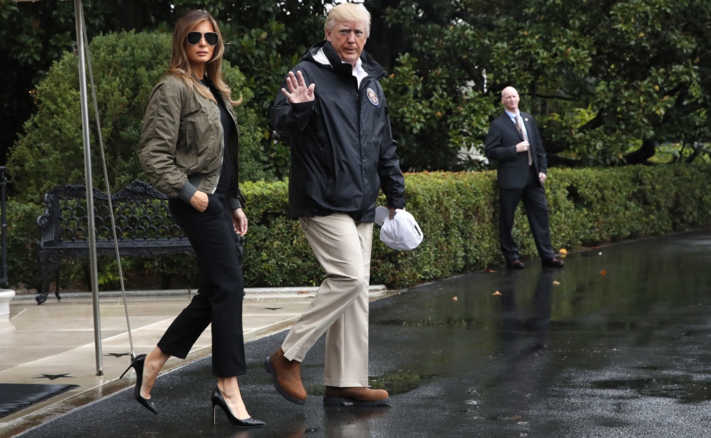 Critican a Melania Trump por llevar tacones para visitar zona devastada por "Harvey"