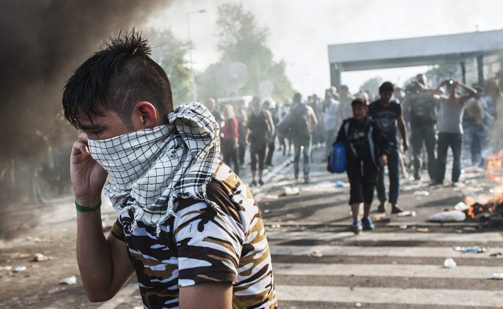 Disparan gases contra migrantes en Hungría