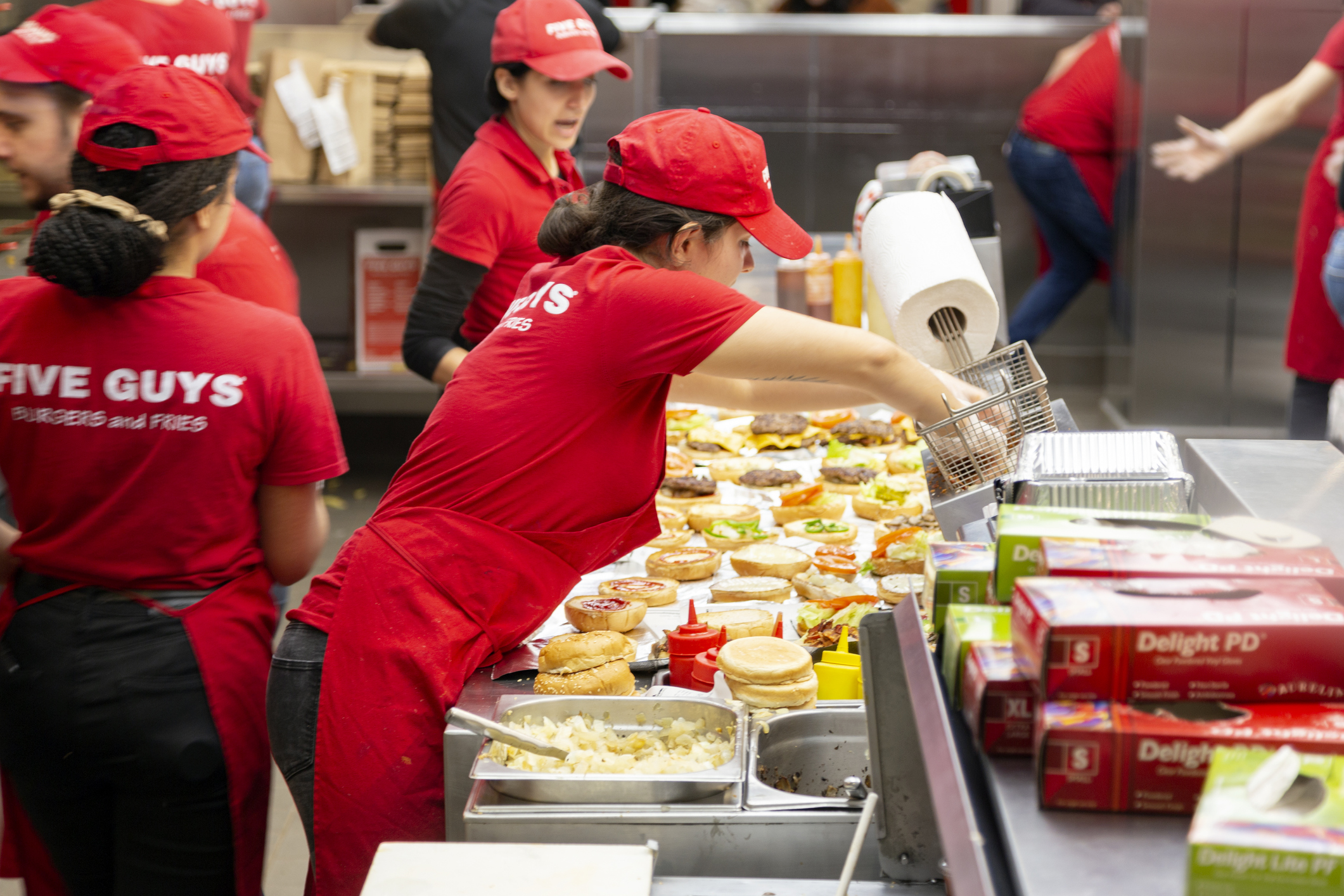 California aumentó el salario mínimo de trabajadores de comida rápida; esto ganarán por hora