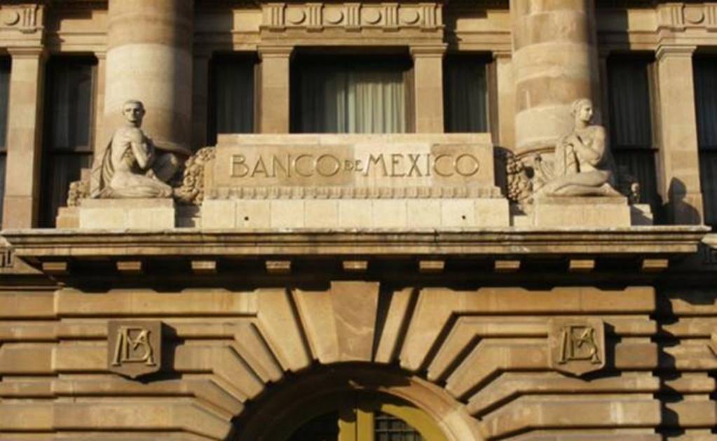 Mexico central bank holds rate steady, but eyes risks from peso