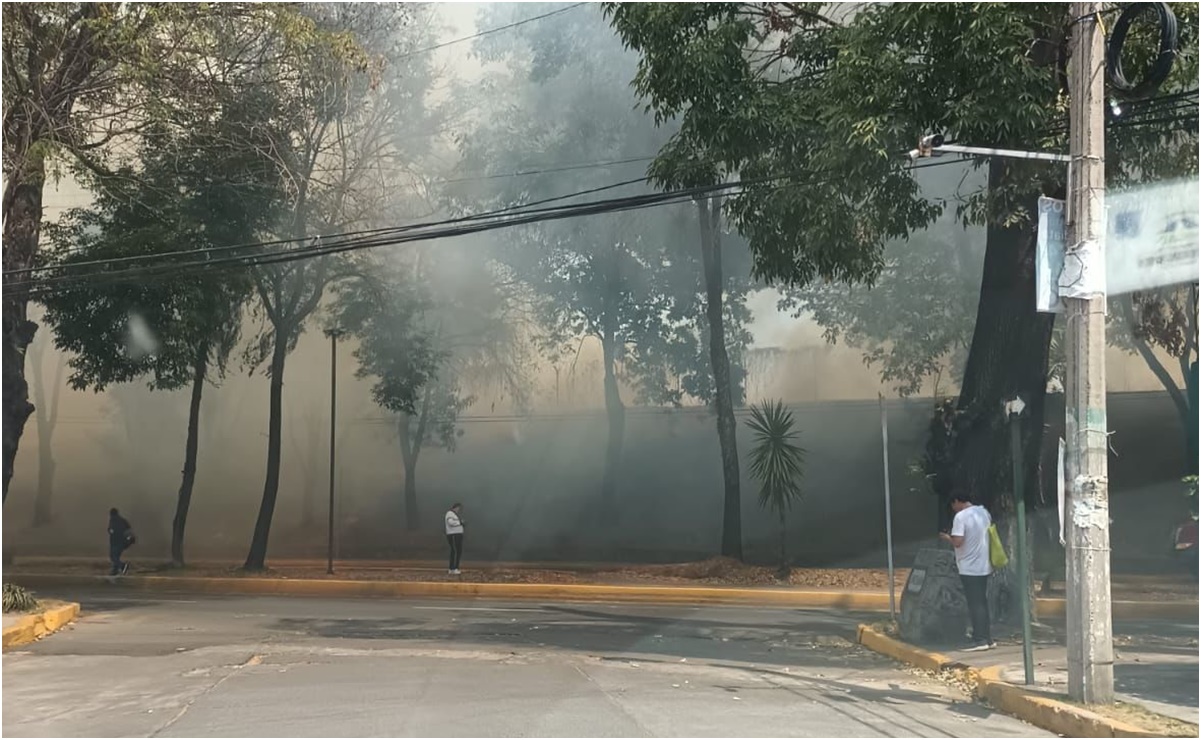 Bomberos de Naucalpan cumplen 24 horas sofocando incendio en el Vaso Regulador El Cristo