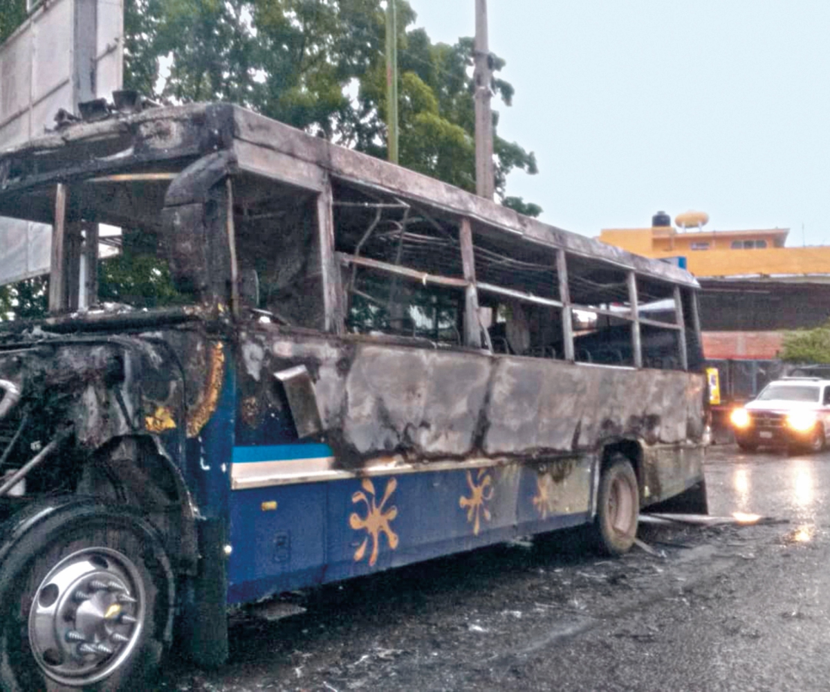 En Chilapancingo, matan a dos y queman camiones