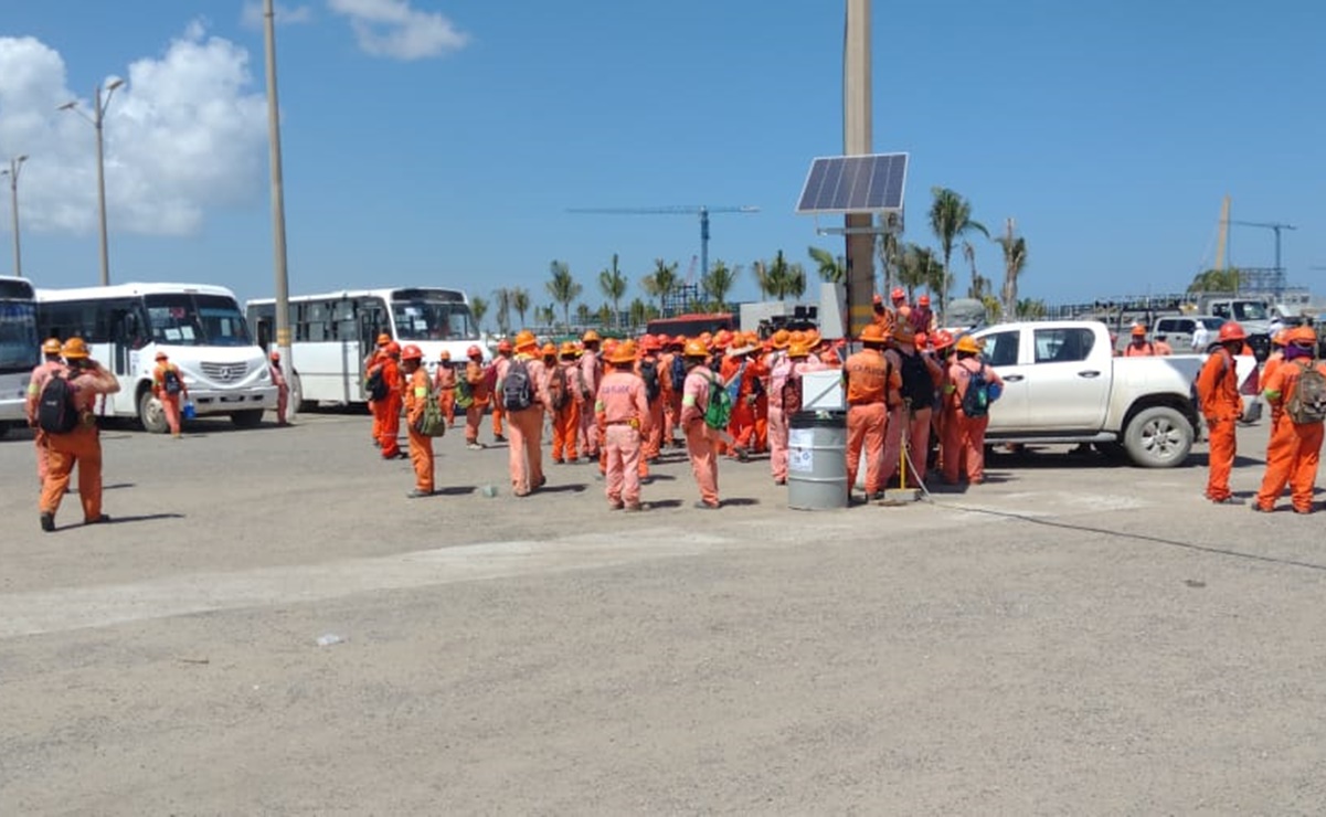 Trabajadores de ICA realizan paro de labores en refinería de Dos Bocas