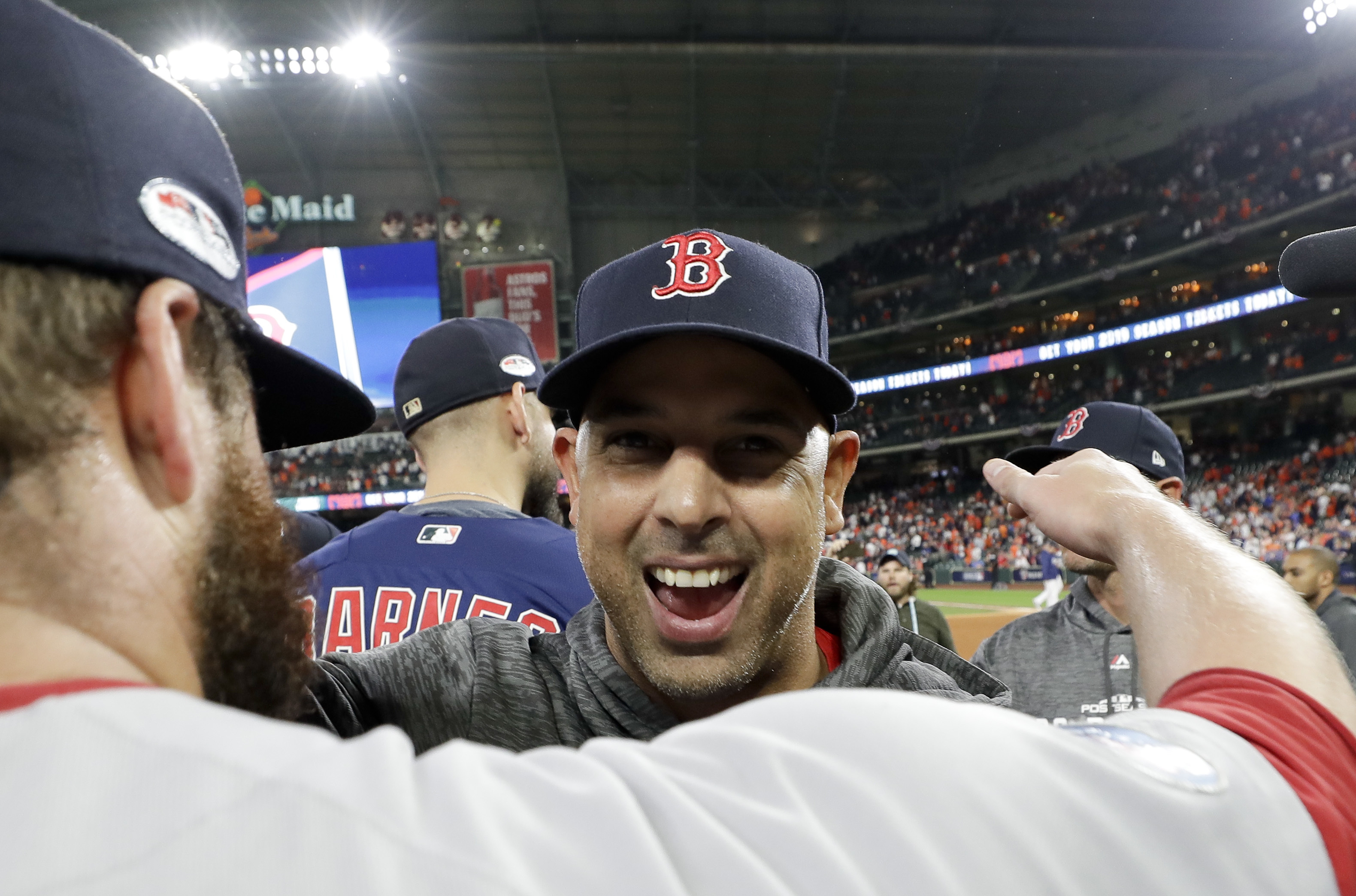 Red Sox acuerdan nuevo contrato con Alex Cora