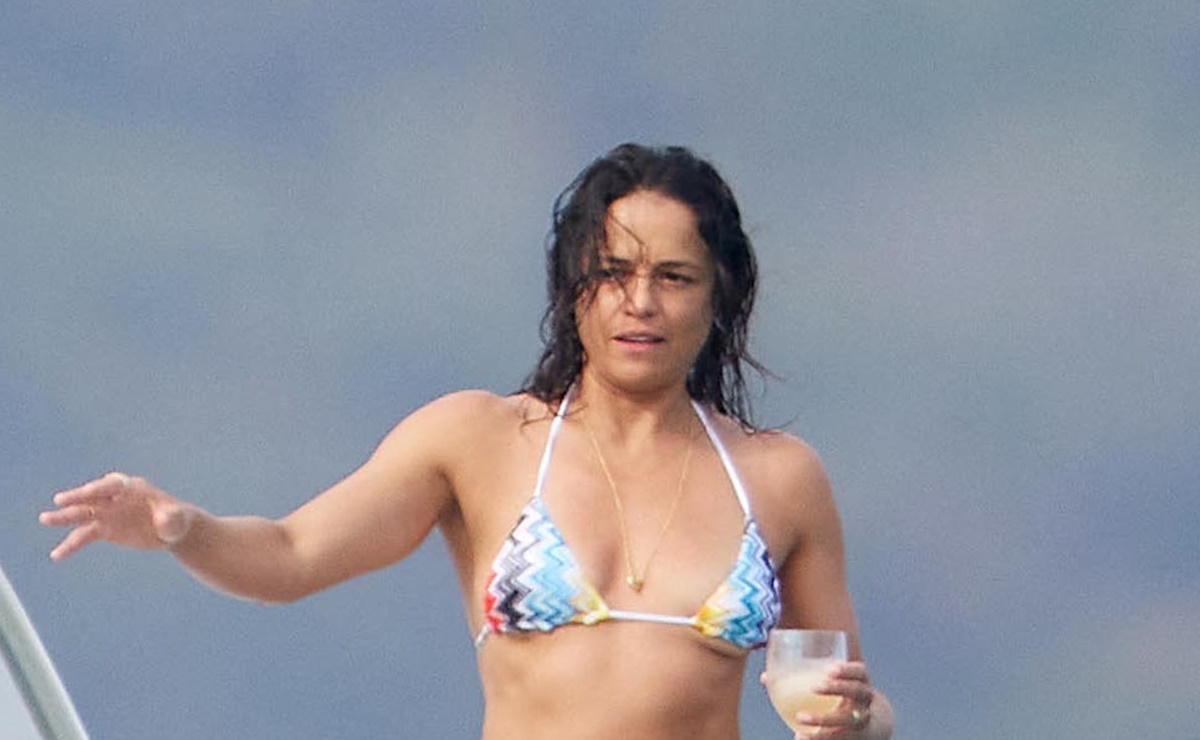 Michelle Rodriguez luce su silueta con bikini multicolor en yate de lujo