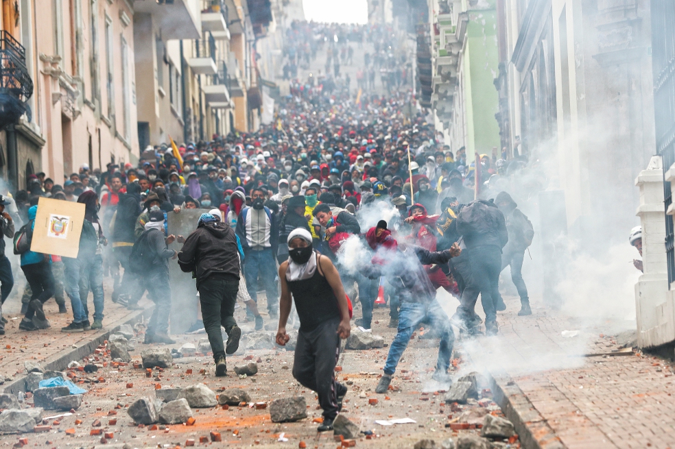 Chocan en Ecuador sindicatos con policías 