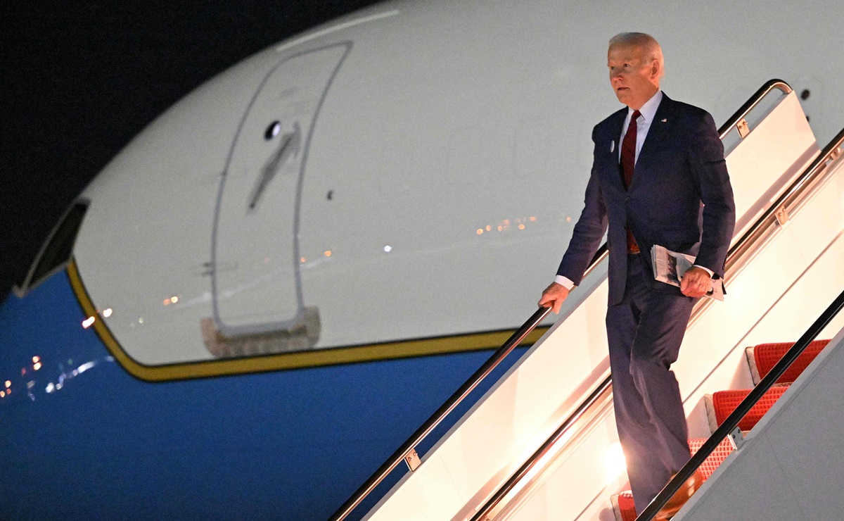 Joe Biden tropieza nuevamente en el Air Force One; video se hace viral