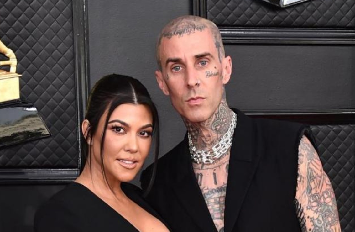 Travis Barker sorprende al tatuarse los ojos de Kourtney Kardashian