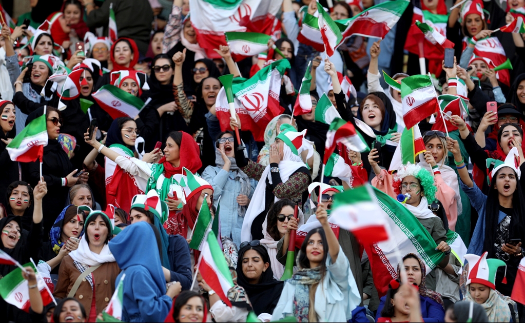 Por primera vez en décadas, mujeres asisten al futbol en Irán