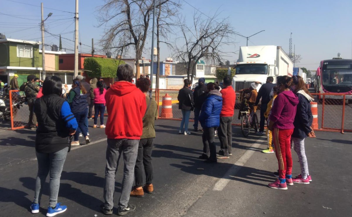 Vecinos de Ecatepec bloquean Avenida Central; exigen vacunas contra Covid-19