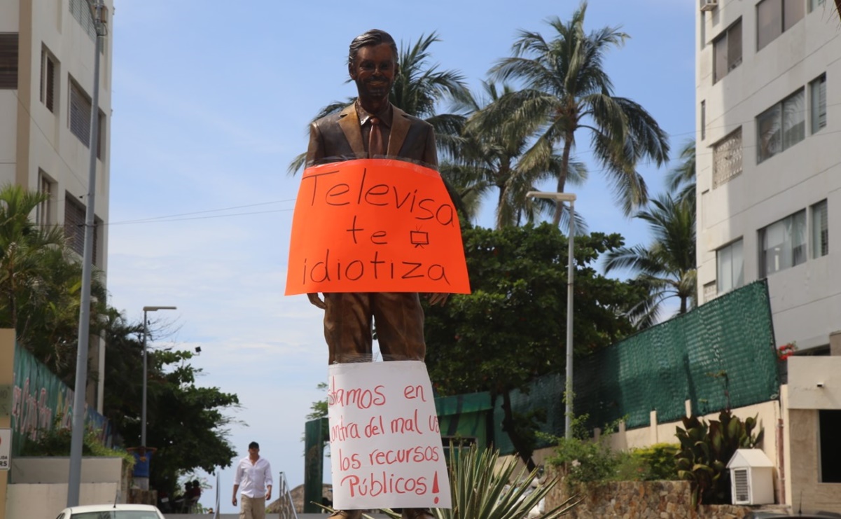 Vandalizan estatua de Eugenio Derbez en Acapulco; la consideran el "Monumento a la estupidez"