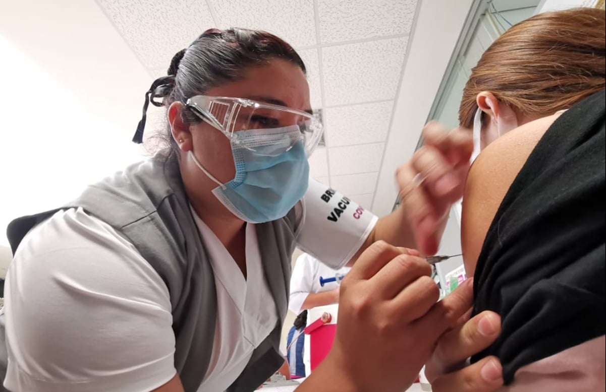 Tres enfermeras del Hospital “Aurelio Valdivieso”, las primeras vacunadas contra Covid en Oaxaca