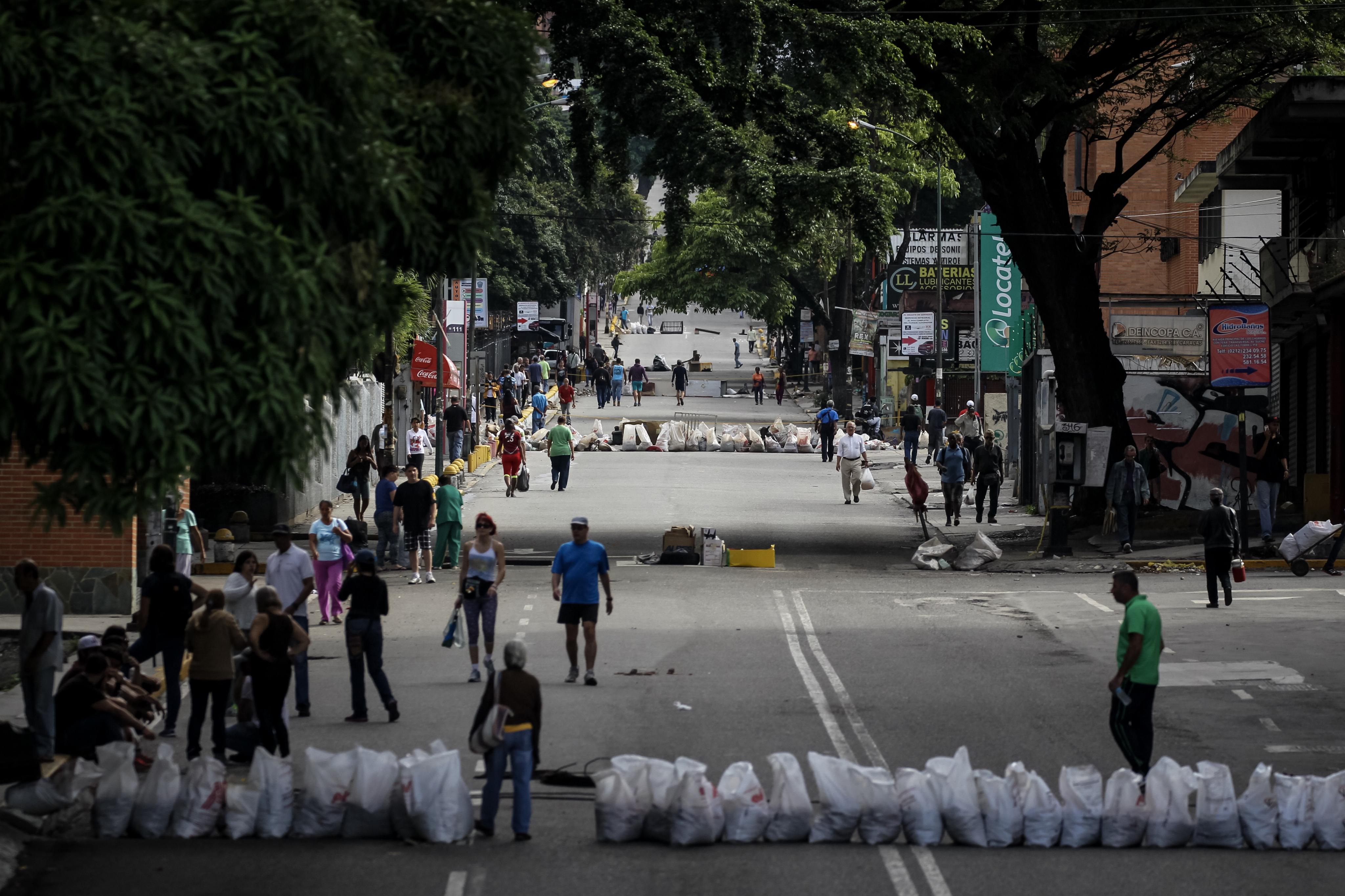 Con barricadas, oposición venezolana inicia huelga de 48 horas contra Maduro