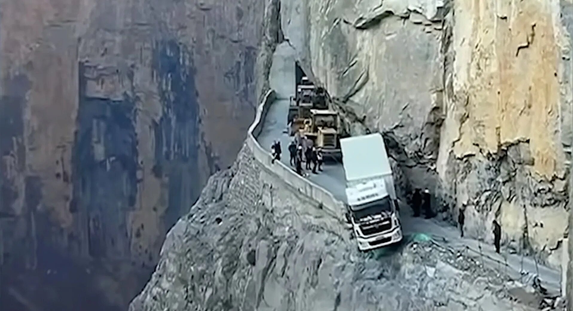 Camión de carga pasa tres días colgado en acantilado