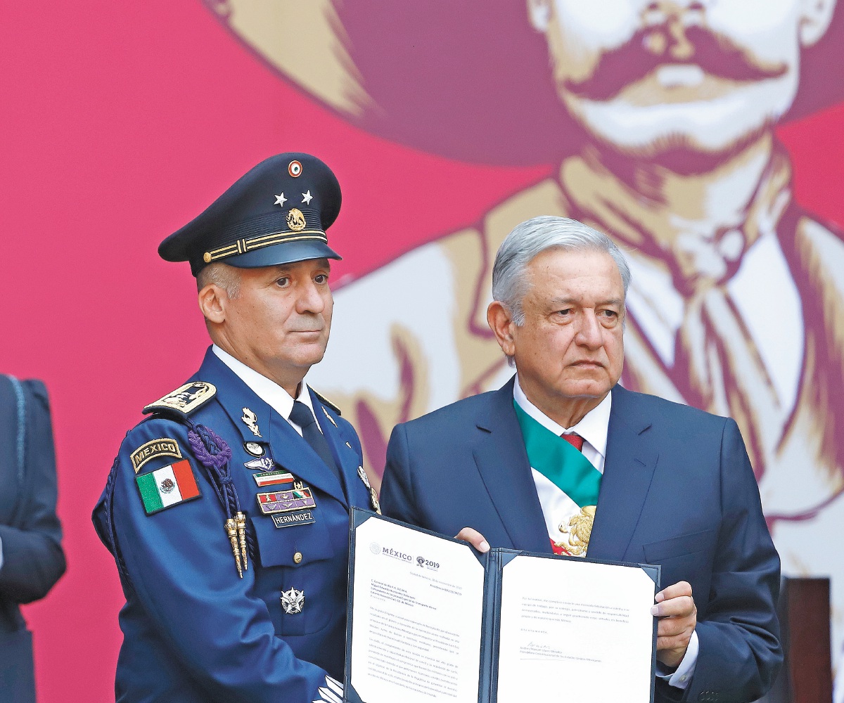 Distinguen a piloto que trajo a México a Evo Morales