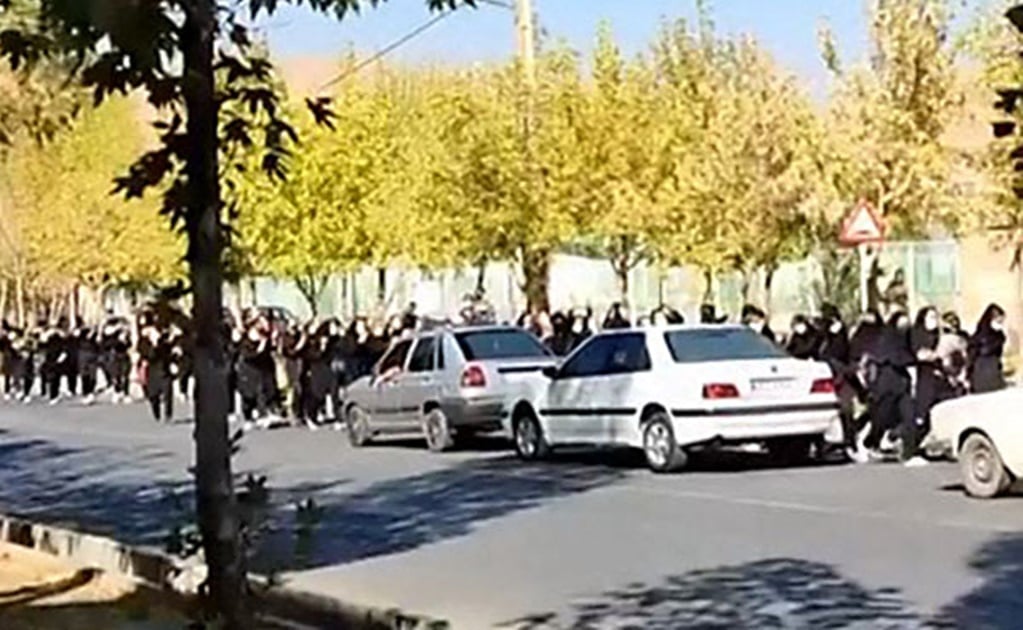 "Muerte al dictador"; estudiantes protestan tras muerte joven iraní bajó custodia policial
