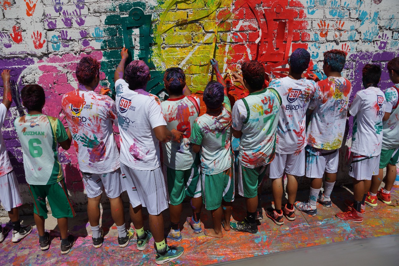 Crean mural “a balonazos” para celebrar triunfo de niños triquis