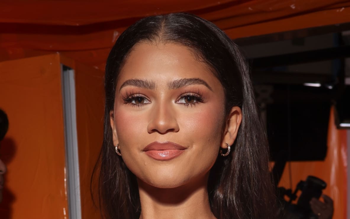 Zendaya acelera los latidos con vestido Louis Vuitton de escote imposible