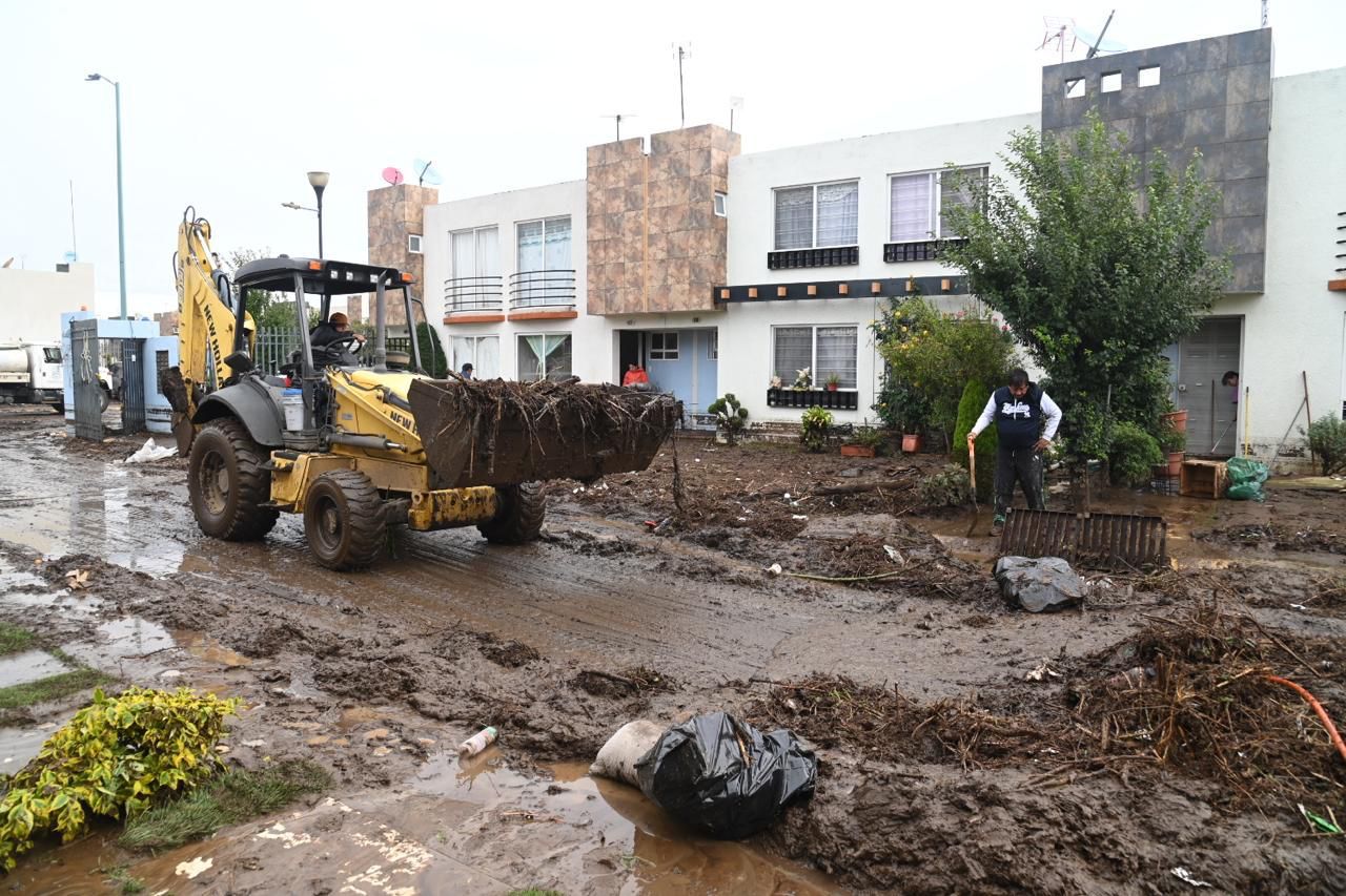 Alrededor de 500 personas realizan labores de limpieza tras las inundaciones en Chalco