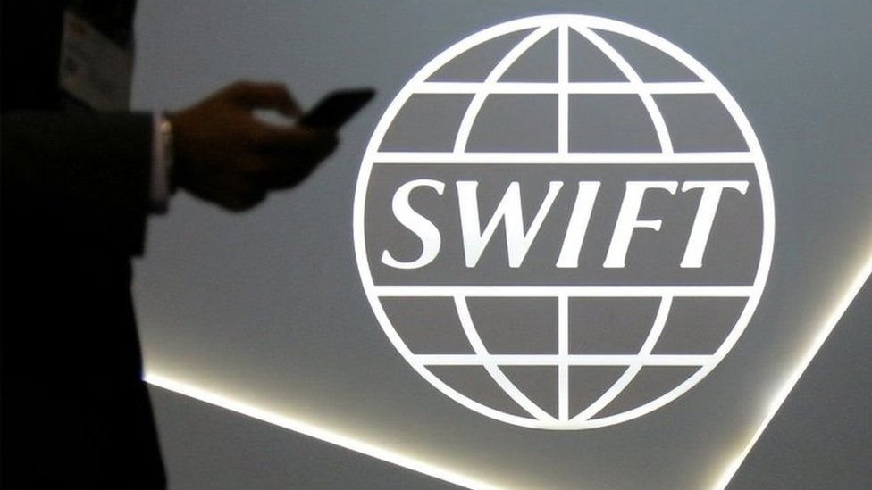 ¿Qué es la red SWIFT y por qué se considera un arma clave para presionar al Kremlin?