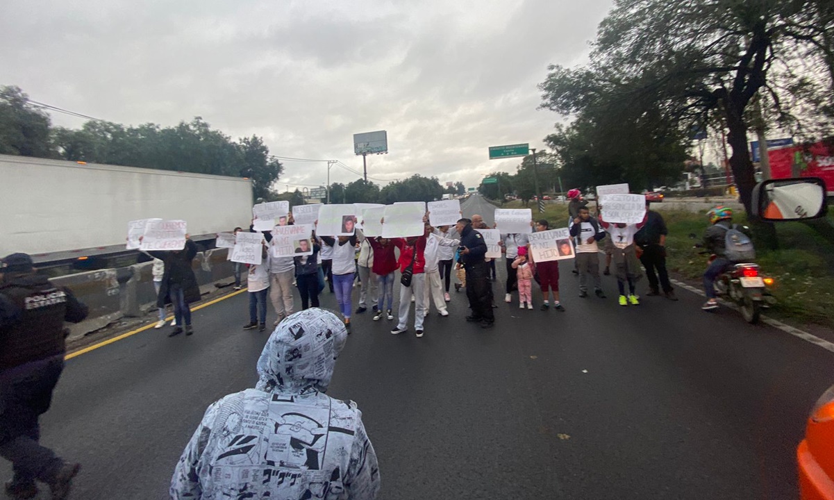 Manifestantes bloquean la México-Querétaro; exigen liberación de un joven