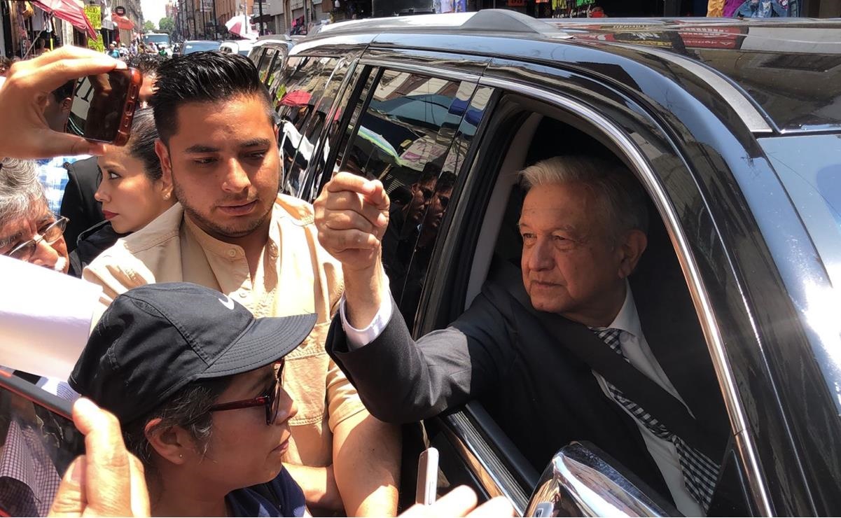 En medio de un tumulto, AMLO sale de Palacio Nacional en su Suburban a gira en Edomex 