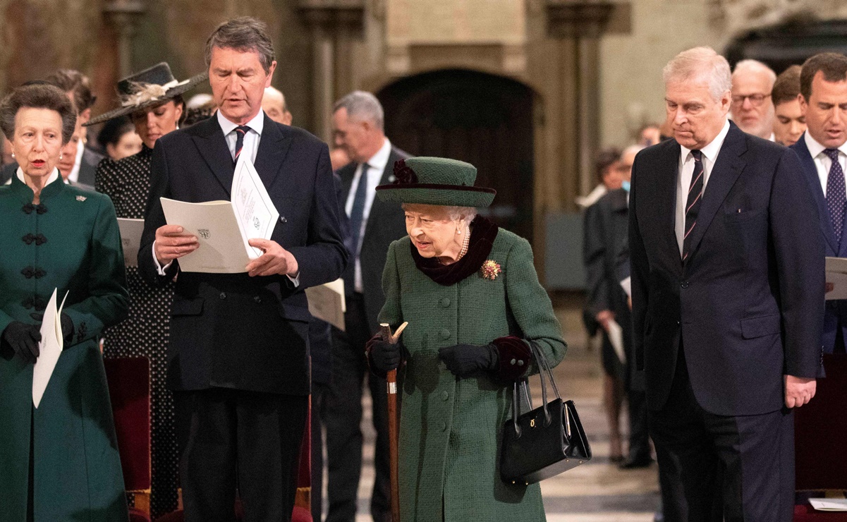 Reina Isabel II reaparece "con paso lento" en acto público tras sufrir problemas de salud 