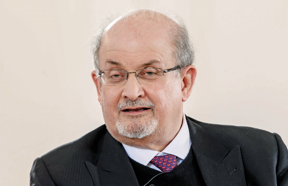 El ataque a Rushdie, hay quienes desean su muerte y a quien le es indiferente 
