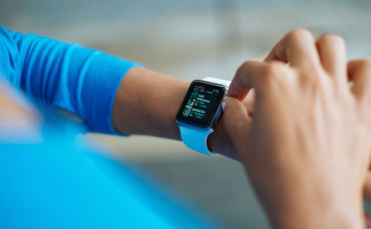 ¿Cómo descargar música en tu smartwatch Wear OS o Apple Watch?