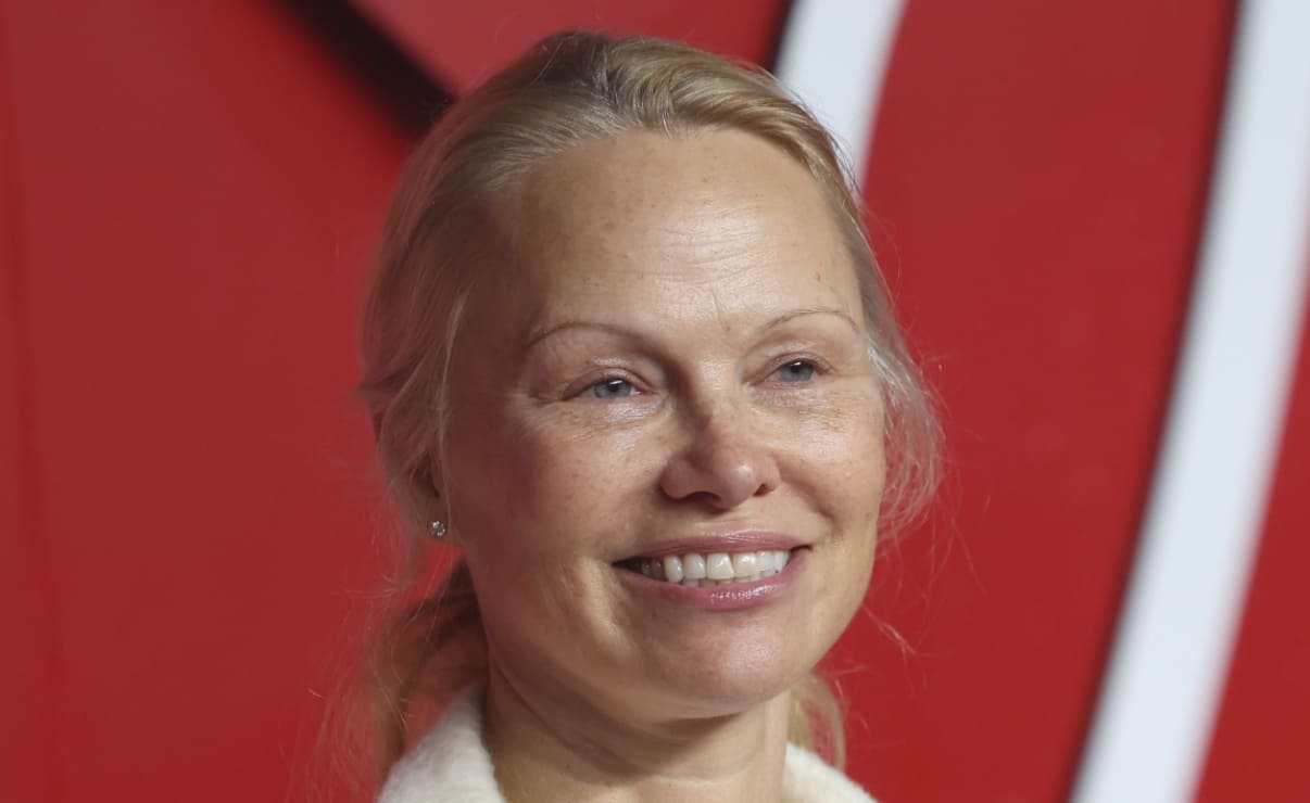 Pamela Anderson irradia seguridad al posar sin una gota de maquillaje