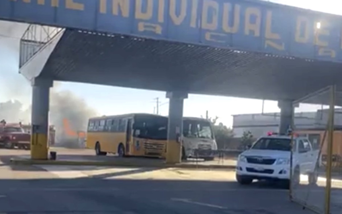 Fuego arrasa con siete autobuses en la terminal de Salamanca, Guanajuato