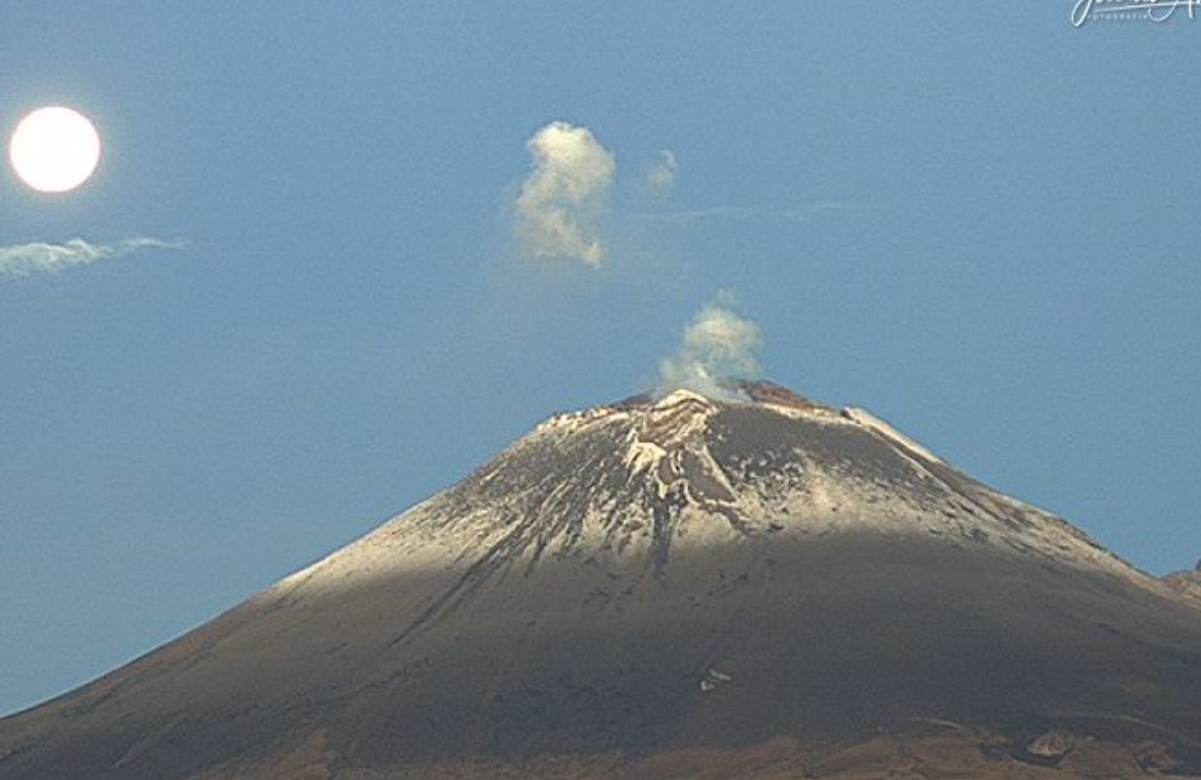 Impresionante postal de la primera Luna llena de agosto junto al volcán Popocatépetl