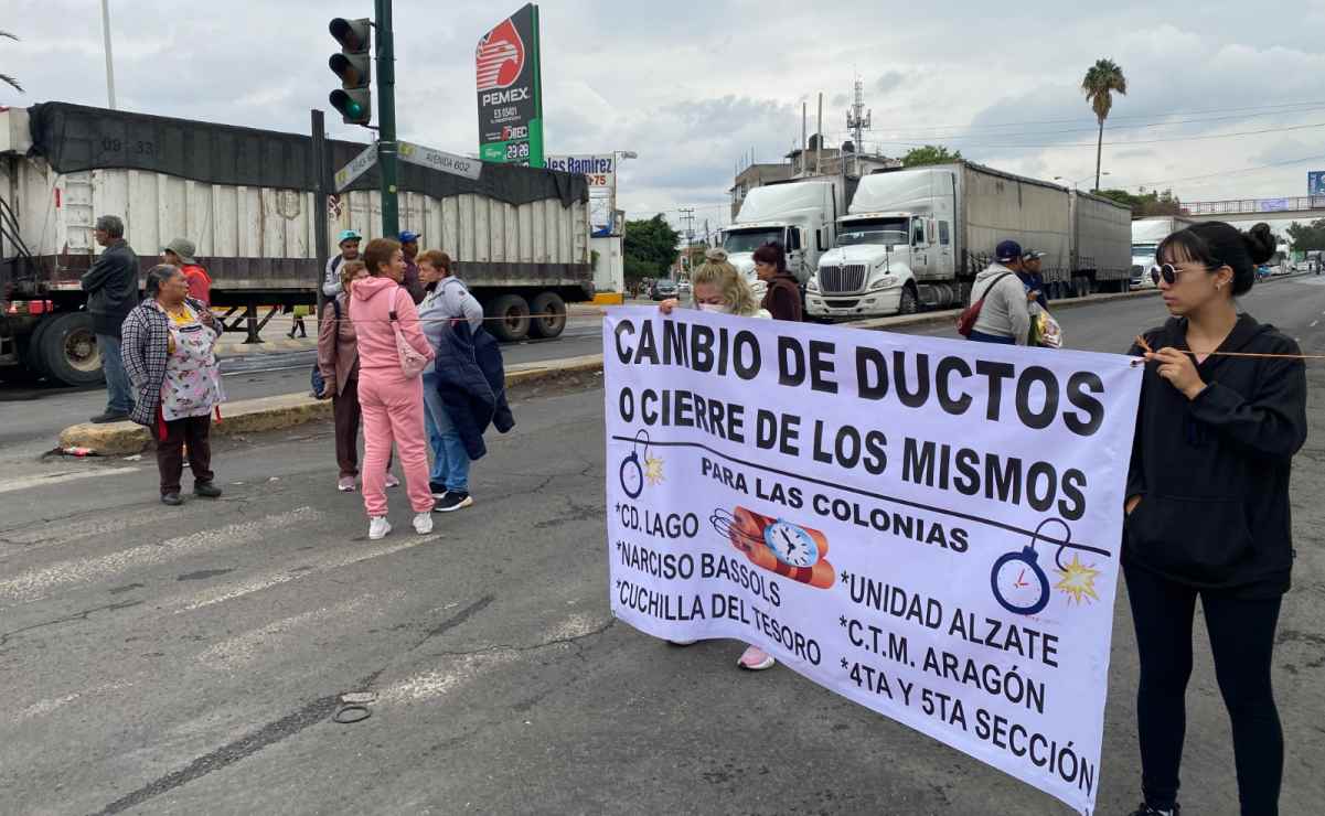 Vecinos de Ciudad Lago, en Nezahualcóyotl, realizan bloqueo para exigir se localice el origen del olor a combustible