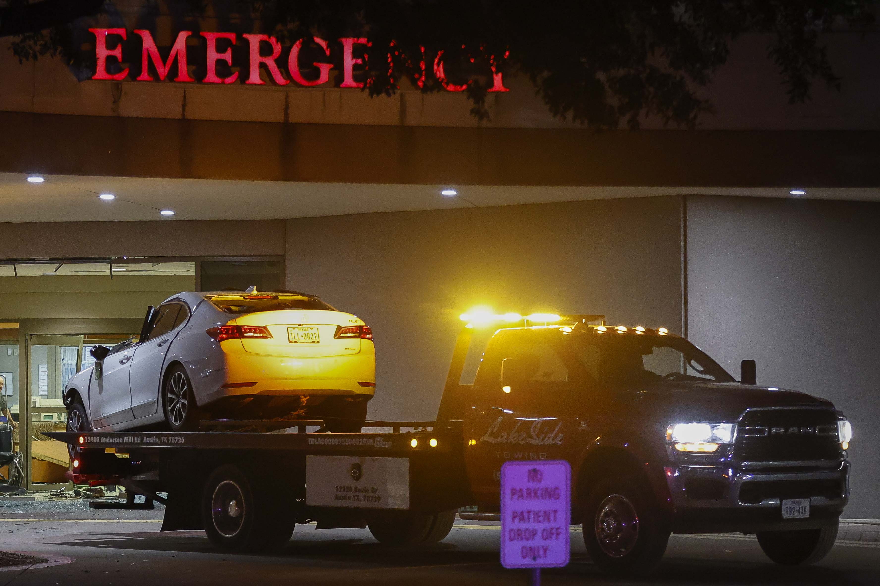 Tragedia en Austin: Vehículo se estrella contra sala de emergencias de un hospital. VIDEO